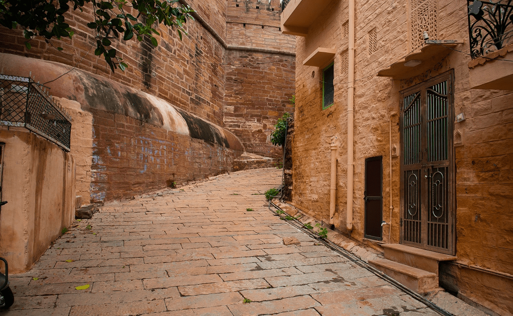 Lost in the Lanes of Varanasi:&hellip;